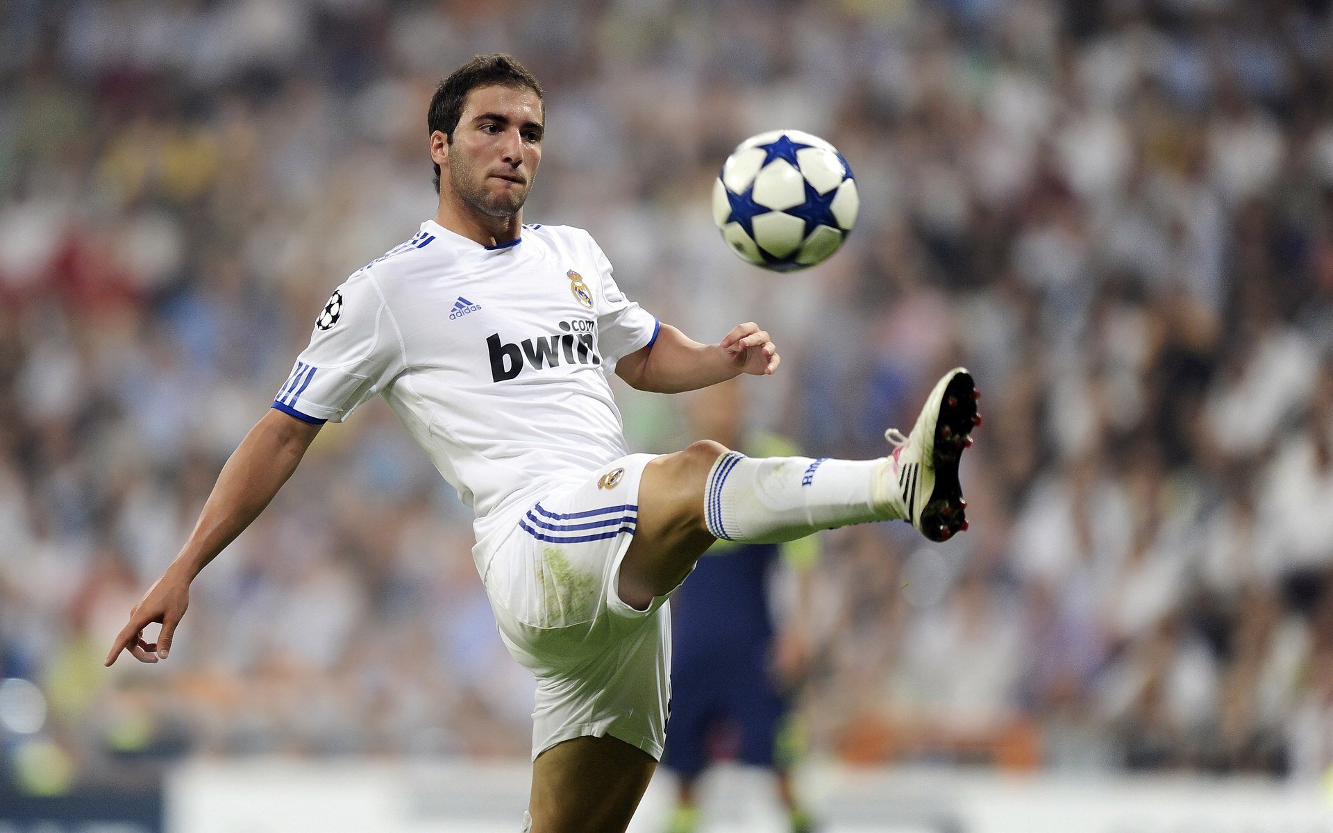 马丁内利全程高能输出,曼城封锁勒沃库森,当青春风暴撞上钢铁城墙